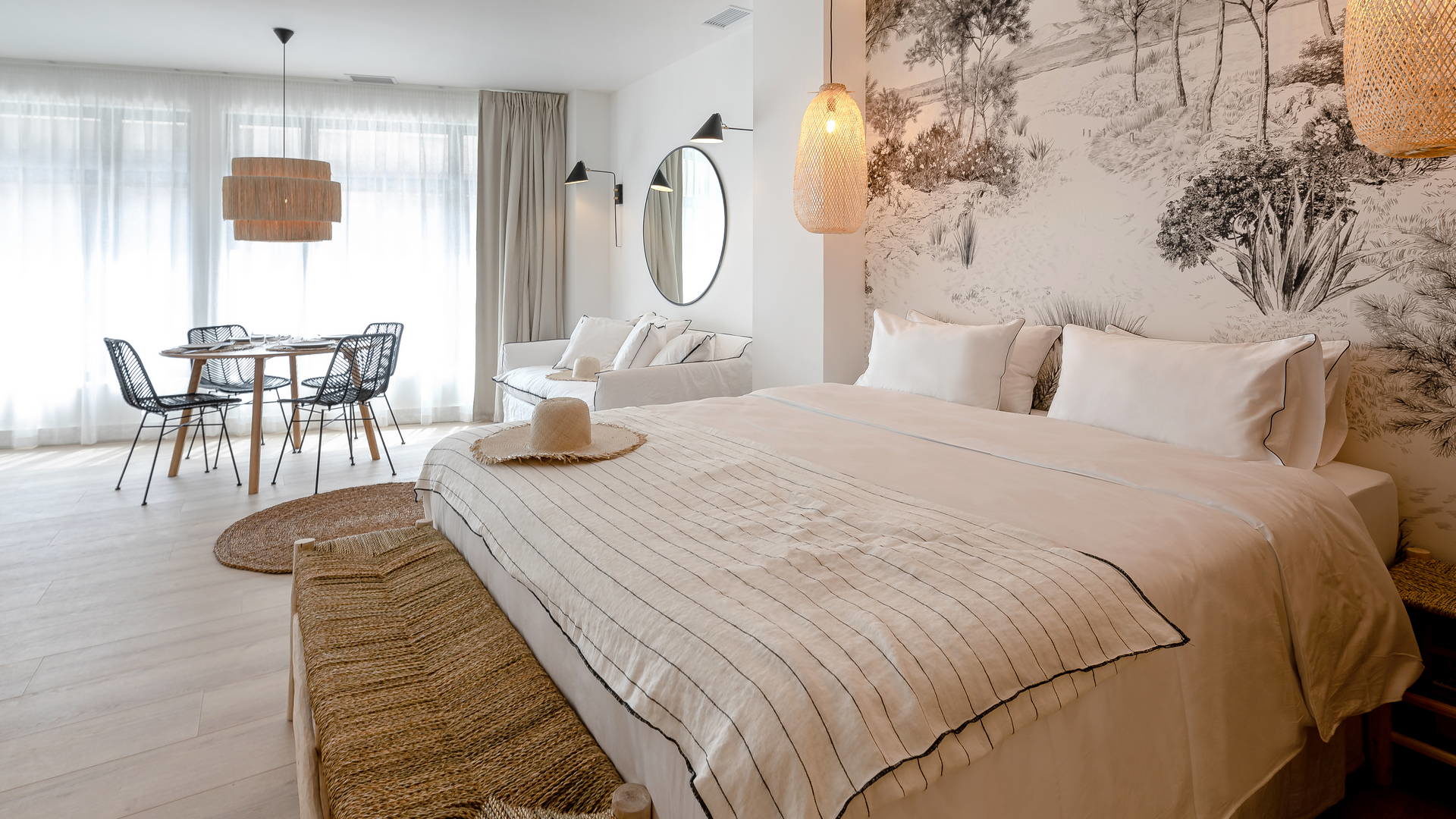 Grand lit confortable hotel bord de mer méditerranée